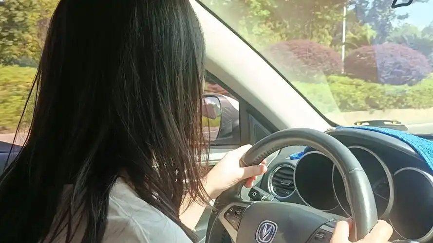 女生开车都这样吗?整个人都快趴到方向盘上了.