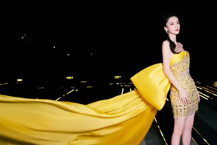 金色蝴蝶结公主裙写真,照片中的baby在金色绸缎的映衬下更显肤白貌美