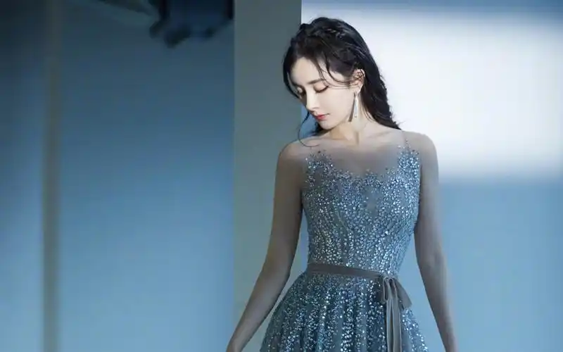 杨幂优雅亮片裙图片-美女壁纸-高清美女图片-第3图-娟娟壁纸