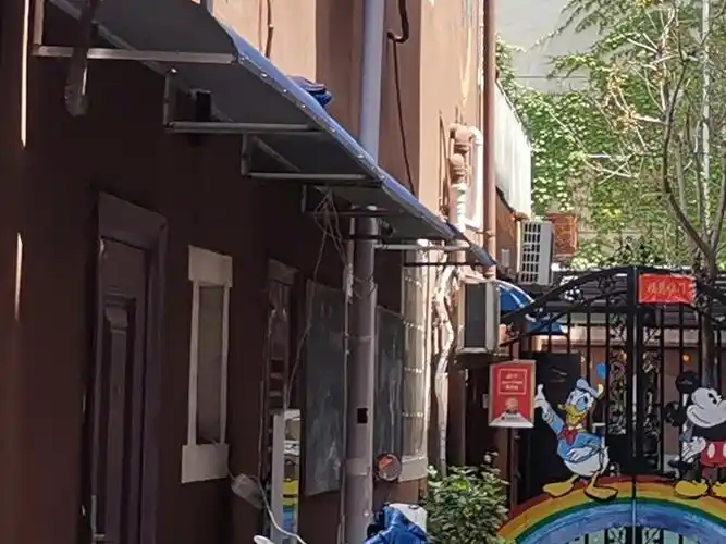 幼儿园新建的铁皮雨搭