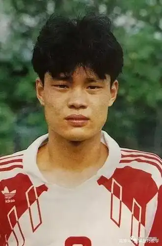 年轻时踢足球的范九林技术, 意识都非常好, 很多人甚至认为 范志毅的