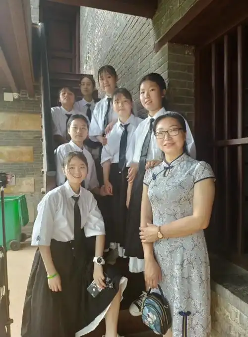 武冈二中高菊华老师,学高为师,人淡如菊