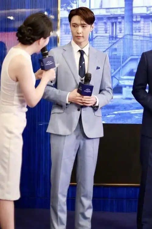 张艺兴和自己蜡像站一起是真是假分不清一身西装穿得英俊帅气