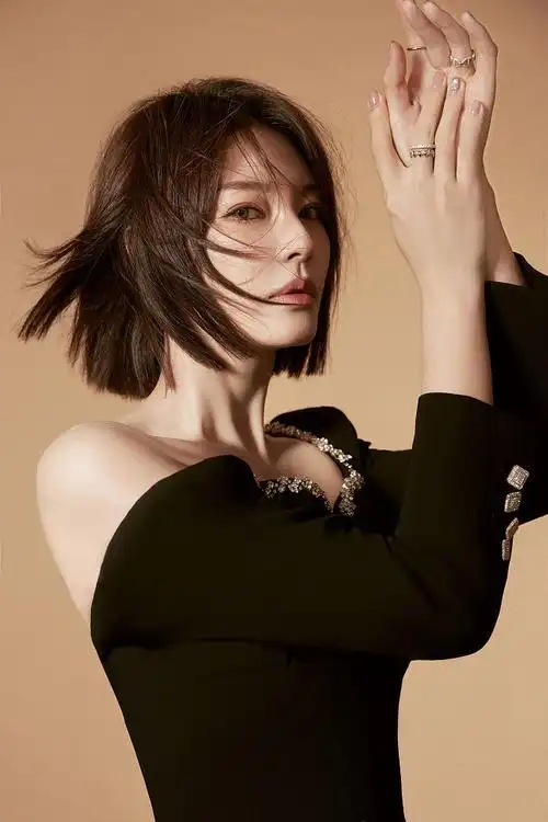 张雨绮短发造型写真酷飒惊艳 穿短裙秀好身材美腿又长又直_凤凰网娱乐