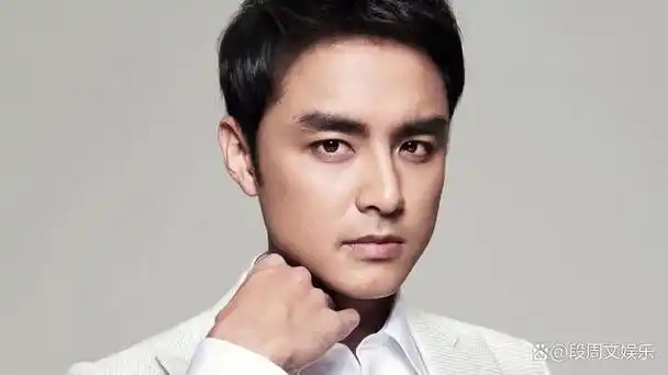 在这组照片中,明道女儿的可爱模样让网友们纷纷表示:"简直是翻版萌神!