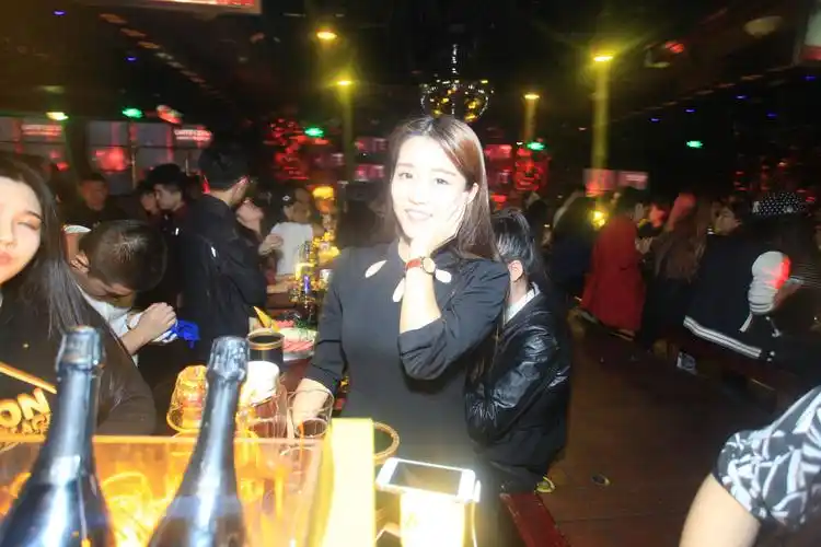 拿铁酒吧(拿铁酒吧开场主题曲叫什么)