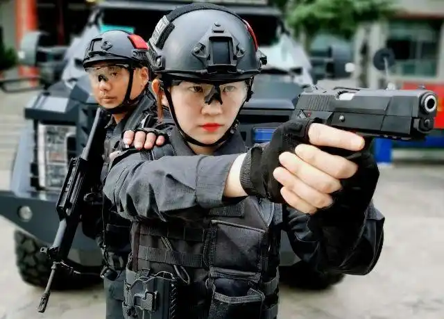 飒爽英姿女特警铿锵玫瑰展风采