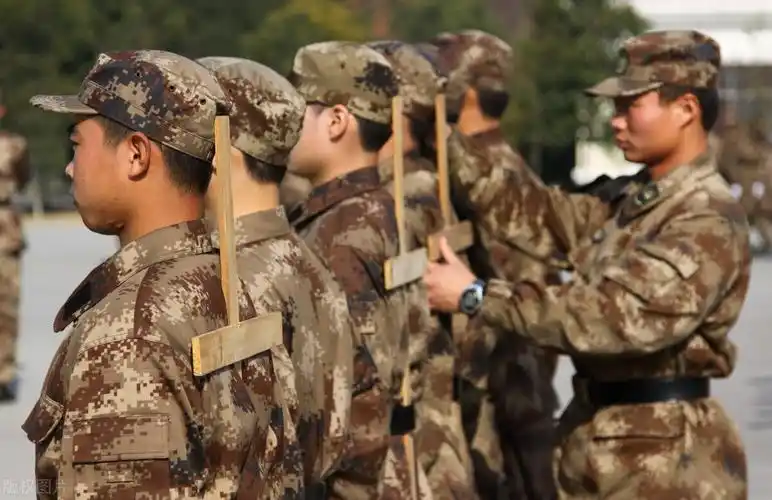 在这里也建议所有想要入伍的朋友可以去网上搜一下军姿的动作要领,是