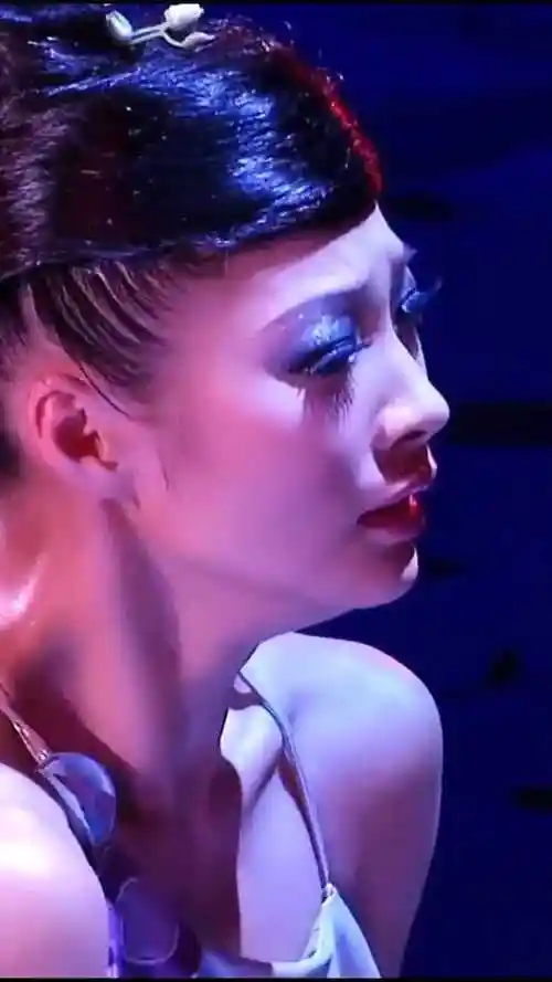 赖文慧从16岁开始,25年来只为华仔一人伴舞终身未嫁