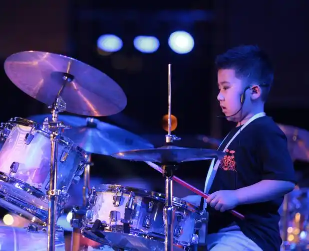 冉冉升起的小明星——儿童爵士鼓演奏
