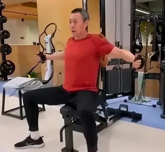 张丰毅健身画面曝光,68岁头发花白身材挺拔,肌肉太发达惹人羡!