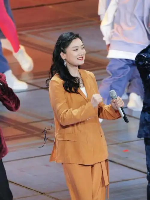 凤凰传奇董宝石赵今麦齐舞##凤凰传奇主唱玲花