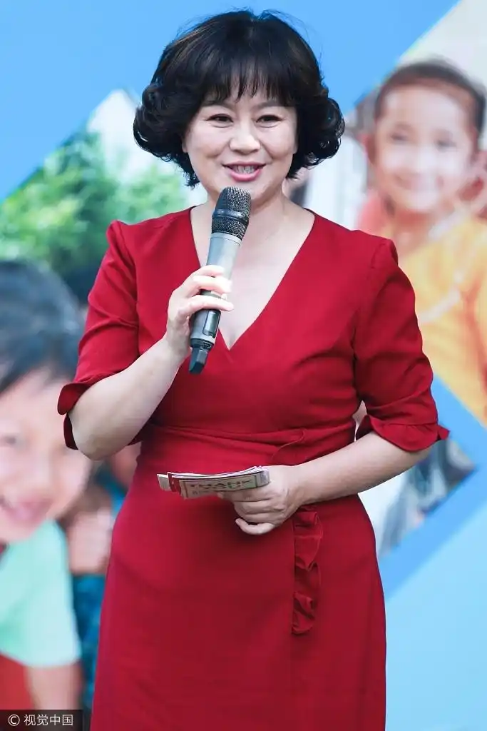 52岁鞠萍助阵防艾活动笑容慈祥一袭蓝裙显富态