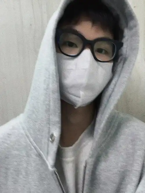 戴上口罩是个帅哥摘下口罩是内男的