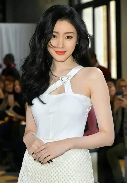 张天爱的白色巴黎礼服看起来好可爱,波浪卷发优雅迷人,各方面都魅力