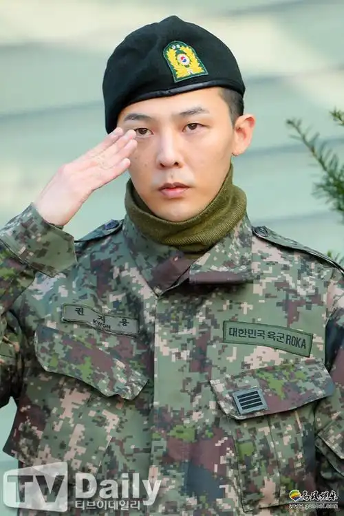 权志龙(gd)结束服役从陆军地面作战司令部退伍!现场聚集3000多名粉丝