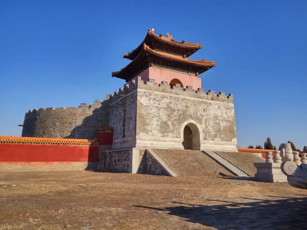 清东陵虽然为皇家陵寝,其建筑堪比故宫,规格豪华又奢侈