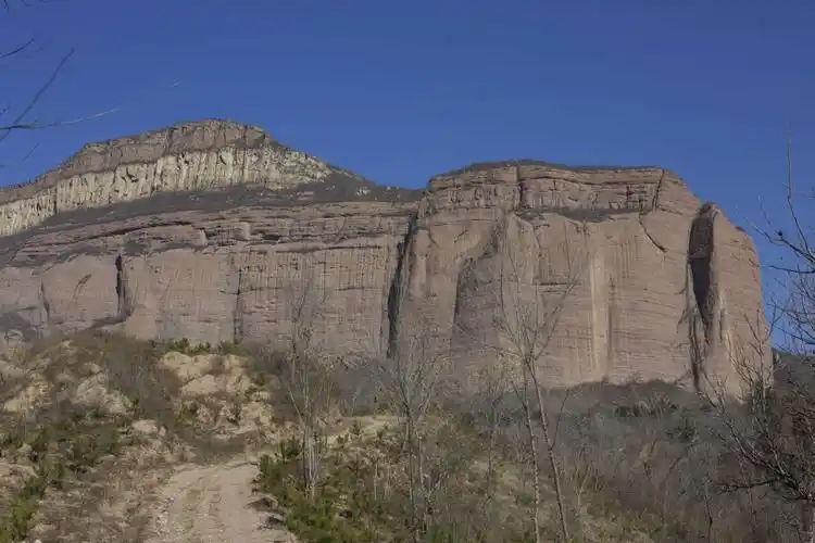 周末游玩后城镇大石头