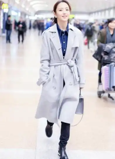 佟丽娅现机场,心情大好,网友:裤子和鞋子像是老公陈思诚的!