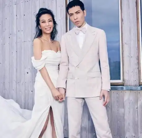 萧敬腾夫妇素颜亮相,老婆50岁现成熟韵味,甜蜜夫妻感情令人羡慕