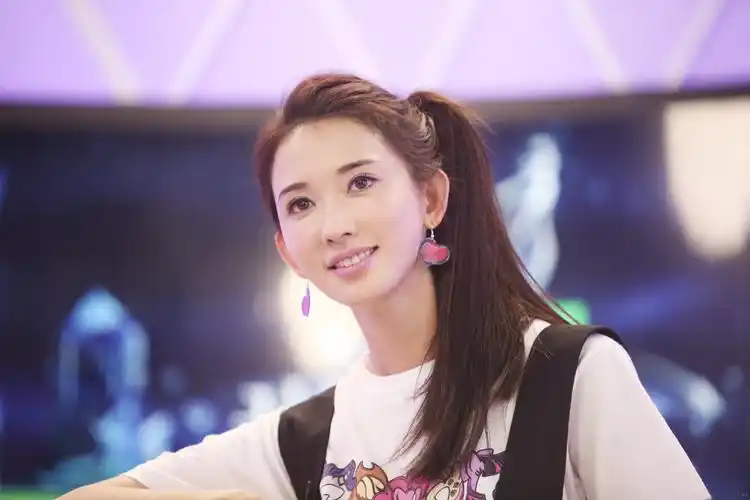 林志玲嘟嘴卖萌惹人怜,随性穿搭少女感十足