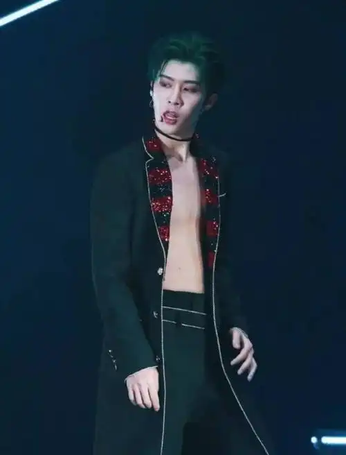 范丞丞跳舞衣服不慎崩开,腹肌若隐若现看样子有在健身?