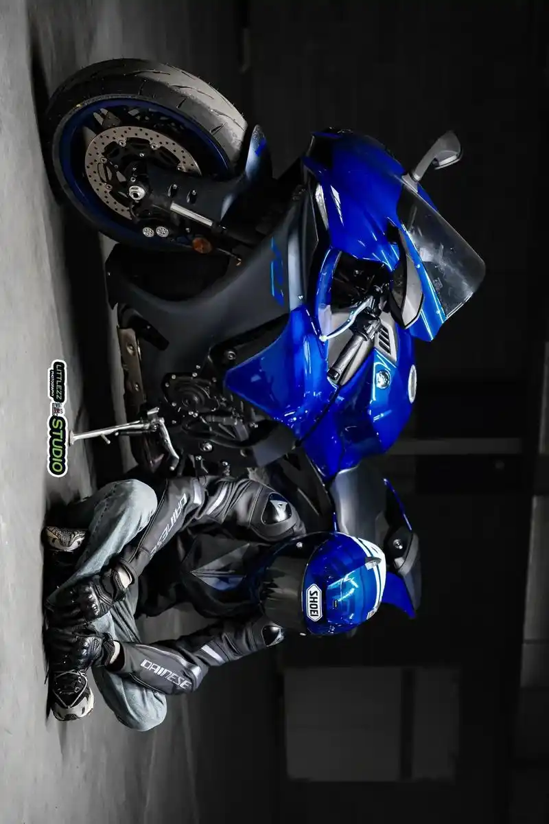 雅马哈r1机车摄影