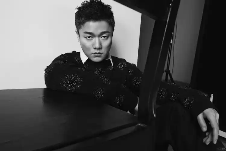 肖央玩转黑白冷暖型男魅力暗涌极具态度