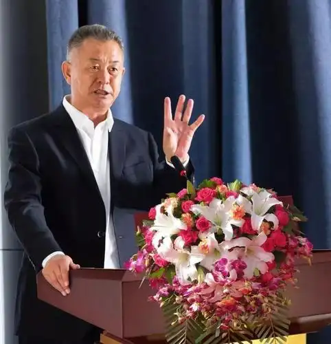 山东3同学创办公司,卖给首富,他又创1家上市公司,身家20亿|黄炳亮