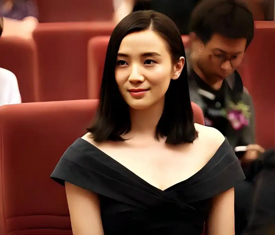 2007年,小宋佳和张黎一起离开公寓的照片被流出,小宋佳回应"都是胡说