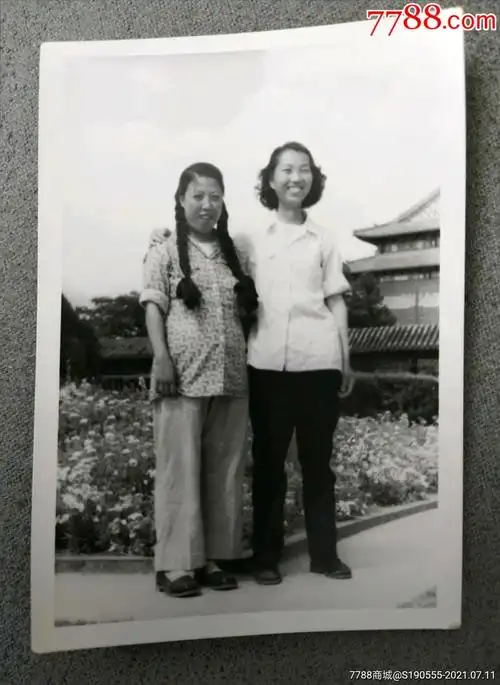 长辫子孕妇二人合影老照片