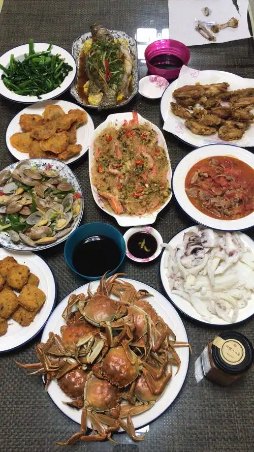 中秋团圆节,我们受邀来到了姑姑家吃饭,姑丈为我们准备了一桌的菜