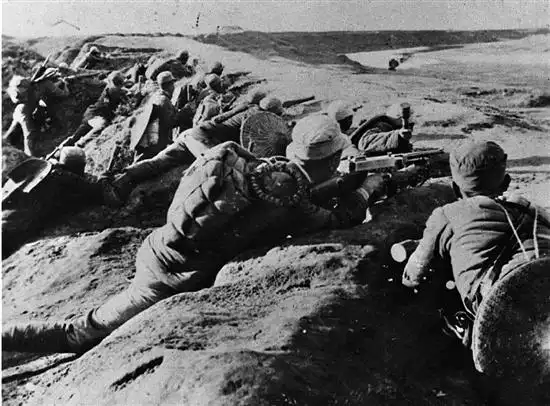 图为新四军战士在马家园战斗中打击敌人(资料照片).新华社发