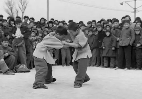 60年代充满时代回忆的河南人童年游戏老照片,现在很少见了