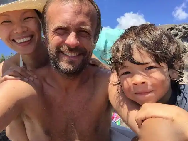 事业如日中天的吕燕,家庭也是十分美满,她的老公是个法国人,据说出身