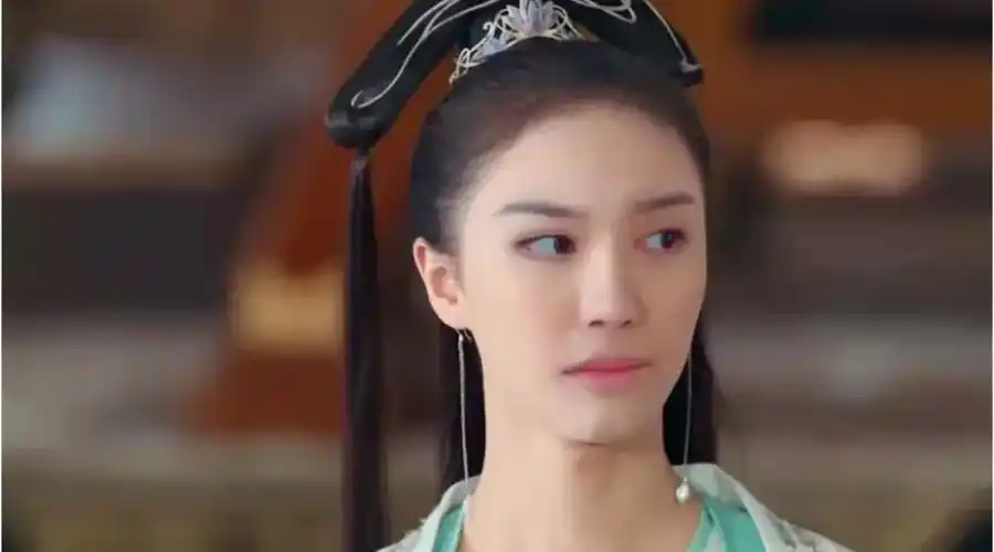 脸,五官漂浮,脖子奇长,还经常显得歪嘴巴饰演这个角色的演员叫刘露,她