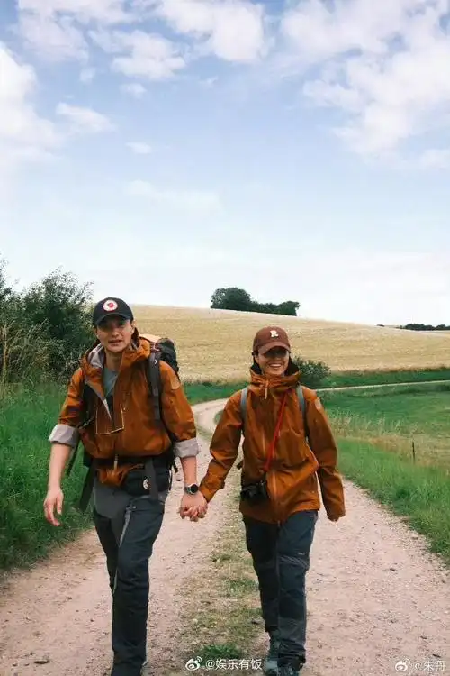 周一围朱丹牵手照#真夫妻就是甜,太好磕了