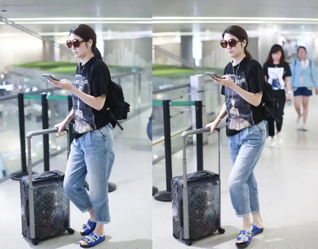 洪欣即使老了也挺潮,穿泡泡袖夹克配破洞裤真个性,看脸还挺嫩的