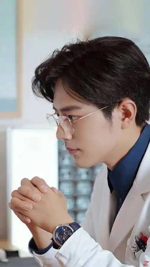 肖战我喜欢你#谁能顶的住肖战带金丝眼镜,简直太帅了太撩人 !!