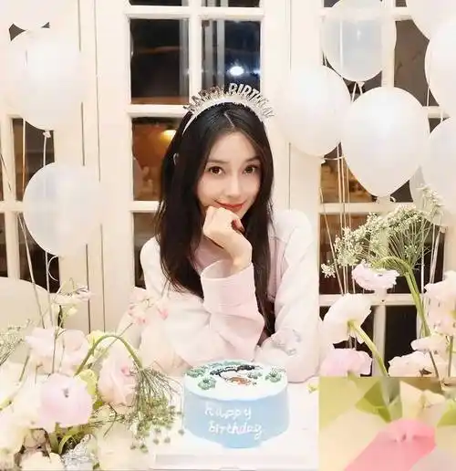 angelababy庆祝生日晒全家福,7岁小海绵正面照首曝光显家庭温馨