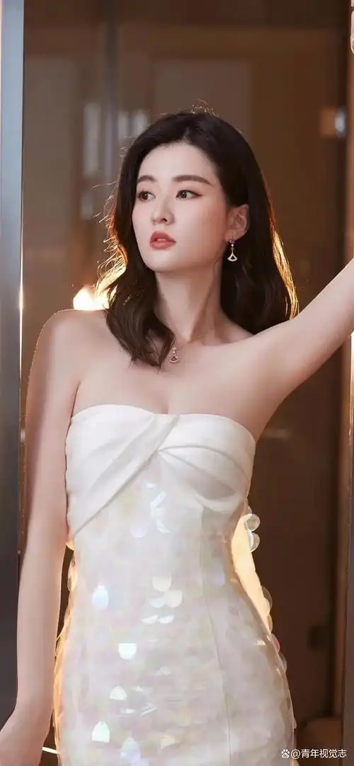 娇艳欲滴|乔欣白色星光礼服,迷人眼神勾人