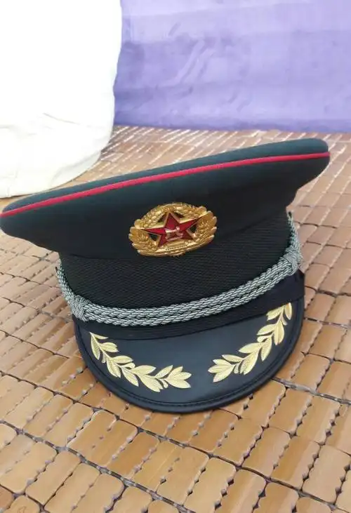 电视上都看到啦?现在看一下吧. 夏常服的陆军军帽: 你说是什么颜色啊?