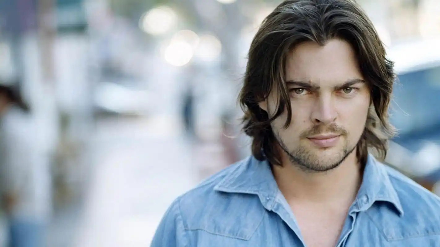 长发飘飘的小胡子男人-karl-urban