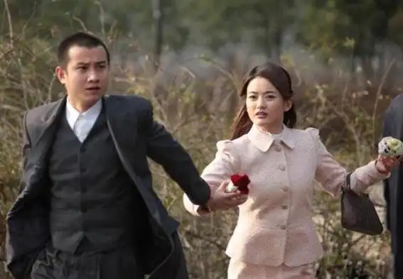 2010年,在电视剧版《雪豹》和大众初次见面的时候,26岁的文章英俊潇洒