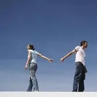 渐行渐远背道而驰图片_微信头像图片大全