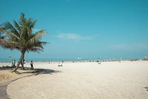 还有 北海 银滩的空气,它的负离子含量高于内地城市的50~500倍,所以又