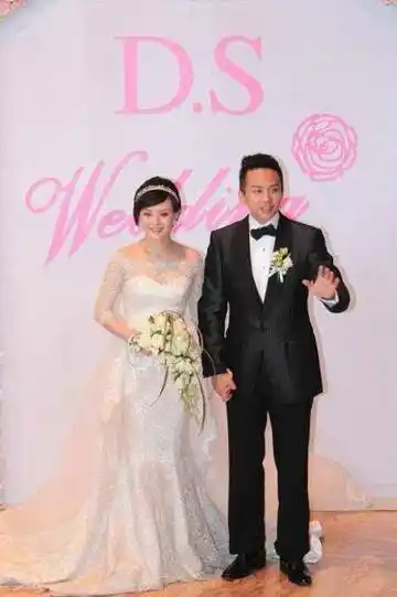 在邓超为孙俪戴上戒指的瞬间,她哽咽着说:"你要对我好点儿,我现在站在