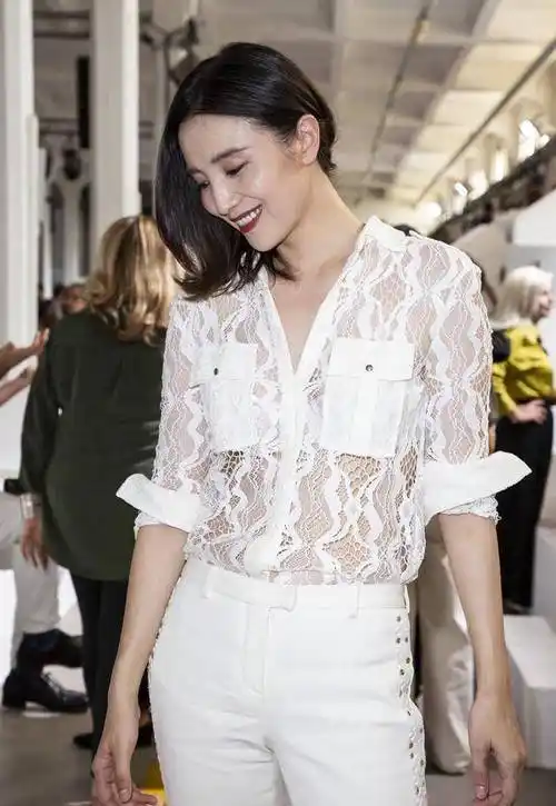 原创宋佳到国外看秀真会穿蕾丝衬衫配西装裤这身材比例我不停点赞