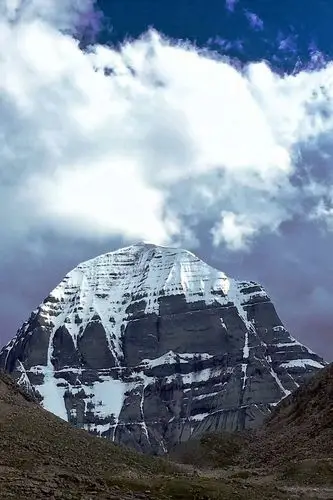 冈仁波齐,藏传佛教四大神山之一,它终年积雪的峰顶能够在阳光照耀下