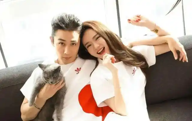 戚薇李承铉分隔两地深夜同时发文网友直呼结婚比谈恋爱还甜